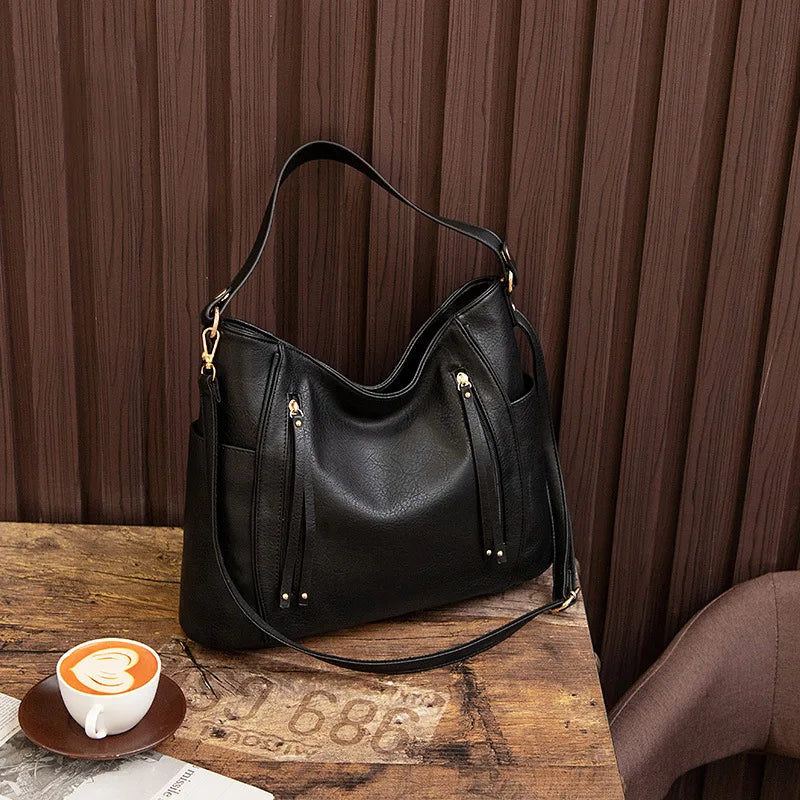 Winnie | Fringed Shoulder Bag with Timeless Appeal